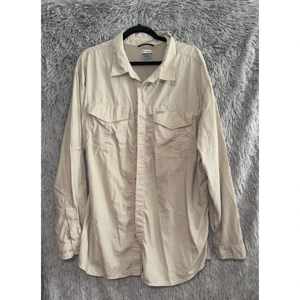 Columbia Men's Lightweight Button-Down Shirt in Khaki